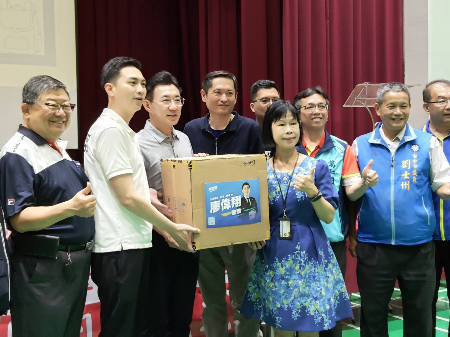 中市萬和國中羽球隊傳「球荒」 立委廖偉翔偕運彩公會贈球助爭冠