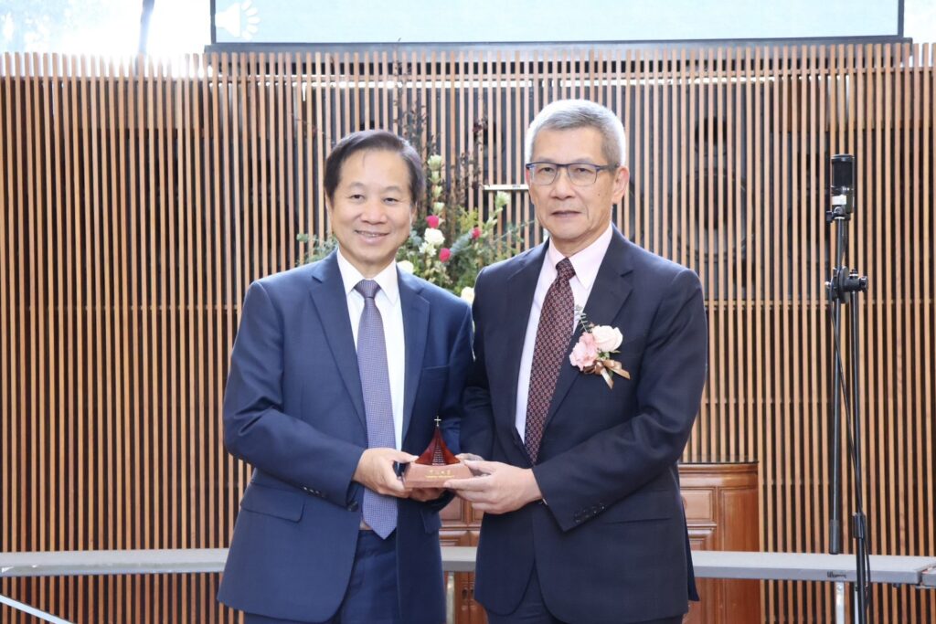 圖說三，東海校長張國恩左感性指出，這份名單是對社會責任的承諾，在少子化的挑戰下