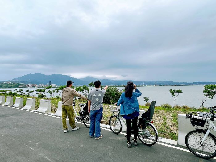 《圖說》停下腳步，共同遠眺開闊的壯麗水景。〈高灘處提供〉