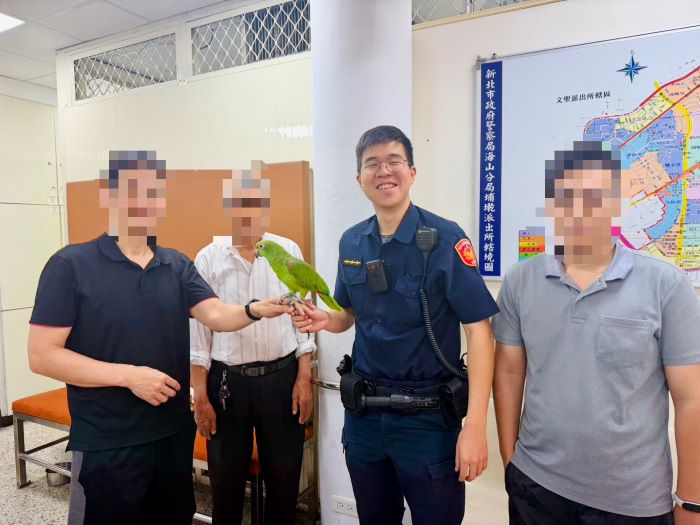 小黃帽鸚鵡迷途 海山警比對社群貼文半小時助返家 3 《圖說》愛鳥失而復得,小黃帽鸚鵡飼主感激之情溢於言表。〈海山分局提供〉