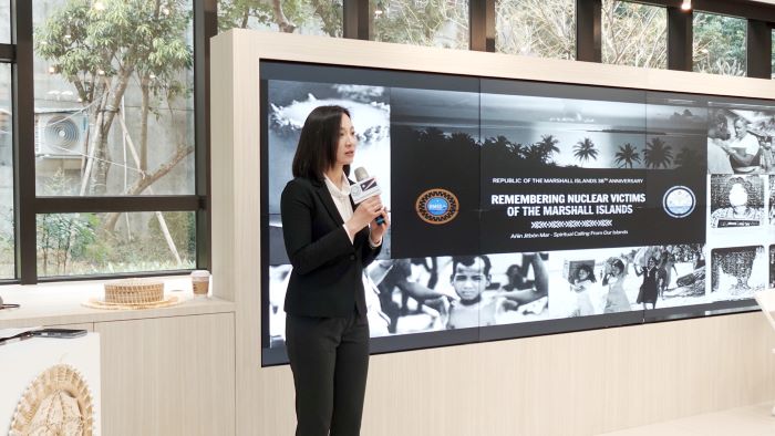 馬紹爾群島核試受難紀念日登場 新北推動跨文化交流教育 5 《圖說》青年局長邱兆梅為使新北青年暸解邦交國文化,攜手馬紹爾群島共和國大使館文化交流。〈青年局提供〉