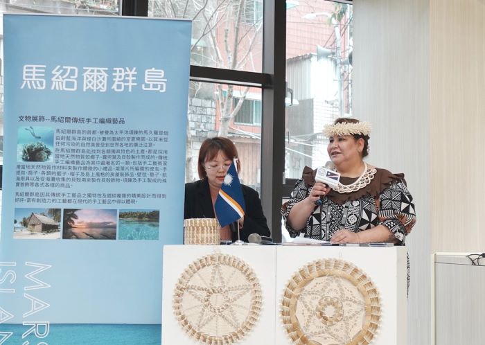 馬紹爾群島核試受難紀念日登場 新北推動跨文化交流教育 6 《圖說》馬紹爾群島共和國駐台大使卡蒂爾分享馬紹爾歷史,期望讓國際社會持續聽到他們的聲音。〈青年局提供〉
