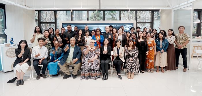 馬紹爾群島核試受難紀念日登場 新北推動跨文化交流教育 7 《圖說》活動由帛琉共和國駐臺特命全權大使歐儒侃賢伉儷、馬紹爾群島共和國卡蒂爾大使、新北市青年局長邱兆梅、秘書處長祝惠美、原民局杜芸秘書(第一排左3至右)與會。〈青年局提供〉