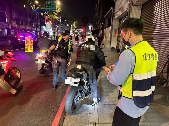 《圖說》中和環警聯合稽查勤務，鐵腕取締炸街車輛，彰顯「還靜於民」決心。〈中和分局提供〉