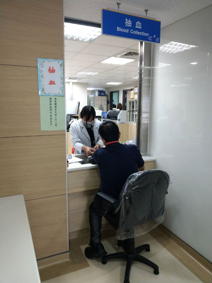 《圖說》計程車駕駛人健康檢查—抽血。〈交通局提供〉