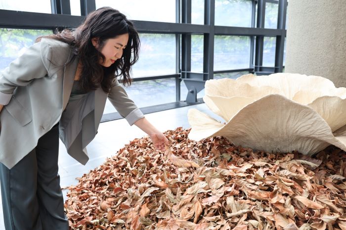 超擬真落葉營造虛實場域　呂巧智陶博館展現萬物共生之美