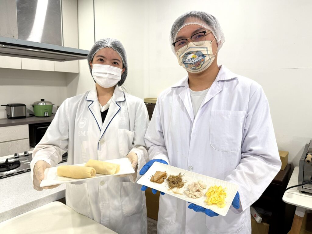 01 中山醫大營養系學生展示研發完成的「高纖低糖潤餅」，兼顧風味與健康，翻轉傳統高