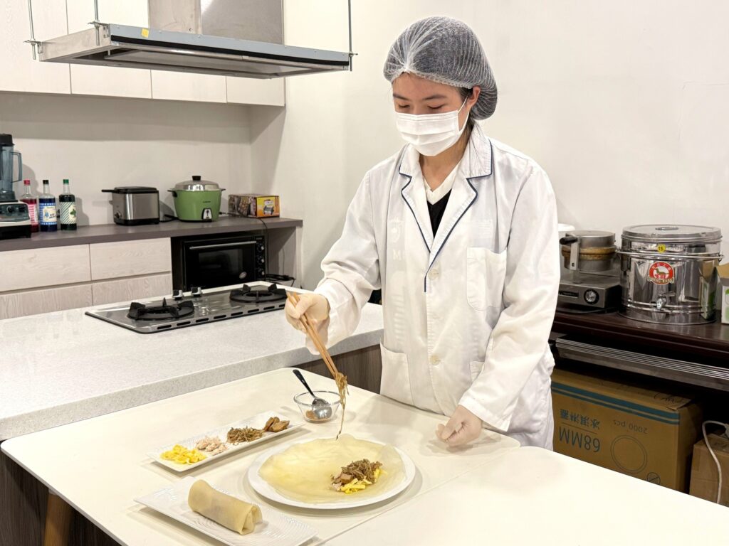 02 中山醫大營養系學生以雞胸肉、豆干、蛋皮及蔬菜製作潤餅內餡，強調高蛋白與均衡營