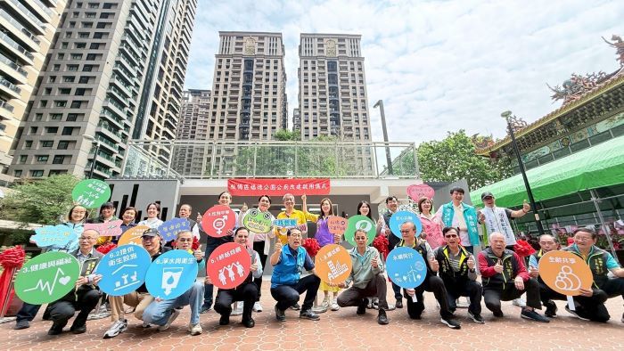 《圖說》福德公園景觀廁所啟用儀式合照，前排左五板橋區長陳奇正、左四副區長陳必信。〈板橋區公所提供〉