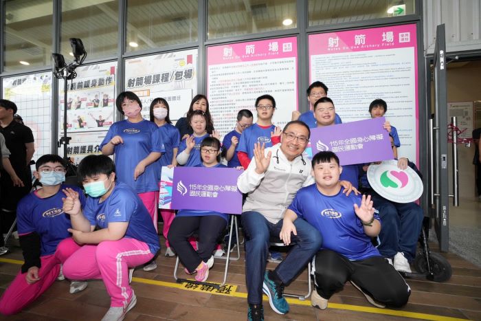 《圖說》新北特教學校今日於三重運動中心體驗射箭為115全障運暖身，展現運動無礙共融精神，市長侯友宜與特教生合影。〈體育局提供〉