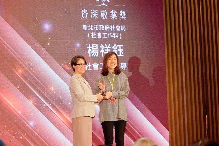 《圖說》新北市社會局社工督導楊祥鈺不僅守護第一線多年，也推動實物銀行、惜食分享網等創新服務，還參與多起重大災害救助與關懷，榮獲蕭美琴副總統頒發資深敬業獎。〈社會局提供〉