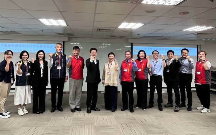 《圖說》輔導會就學就業處池玉蘭處長(中右1)、新北榮服處林振生處長（中右2）、桃園市榮服處吳總幹事(中左2)及日月光公司郭處長(中左1)合影留念，期盼持續深化合作，共同為退除役官兵開拓優質就業管道，右五新北榮服處總幹事吳曉慧。〈新北榮服處提供〉