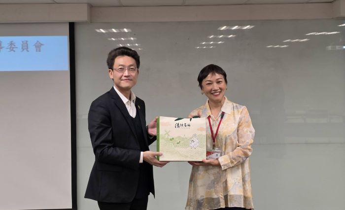 《圖說》輔導會就學就業處長池玉蘭(右)致贈紀念品予日月光半導體製造股份有限公司中壢分公司，由資深處長郭品泓代表接受，感謝日月光企業長期支持退除役官兵就業媒合與職涯發展。〈新北榮服處提供〉