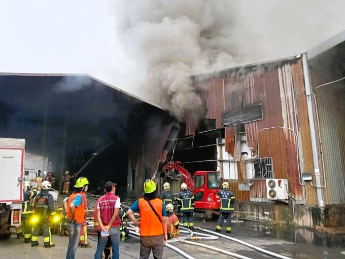 《圖說》甫仁營造於去年南勢里火警，調派重機具協助破壞與攻堅，有效控制火勢。〈林口區公所提供〉
