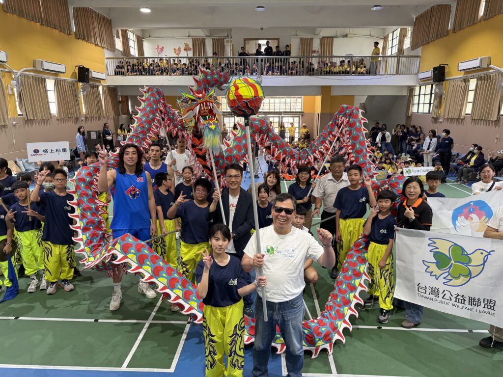 台灣公益聯盟創辦人鄭龍水博士、格上租車林群盛總經理與山佳國小小朋友一同舉龍珠繞