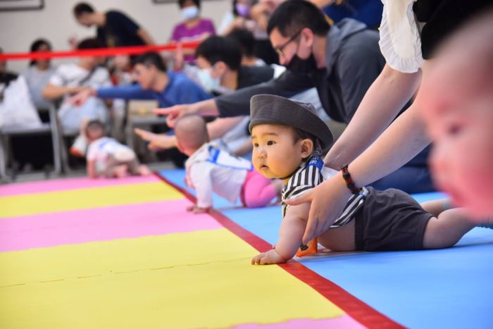 《圖說》民政局結合里鄰系統並進，鼓勵各區公所及里長於活動中心優先開辦親子課程或活動使用，打造社區可親近性的親子互動環境---圖中和市民活動中心寶寶趣味賽。〈民政局提供〉