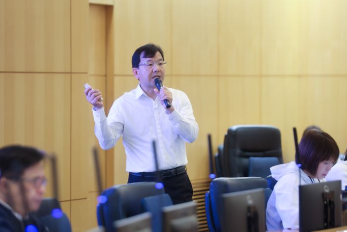 《圖說》民政局長林耀長今日於市政會議專題簡報少子女化趨勢，闡述新北跨局處合作友善婚育政策綜效，2025年新北出生人數降幅僅6%，遠低於全台及5都下降幅度達20%以上，展現政策抗跌韌性。〈民政局提供〉