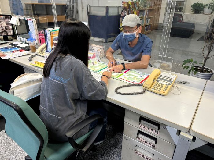 《圖說》參與暑期工讀計畫同學，協助解答民眾問題資料照片。〈青年局提供〉