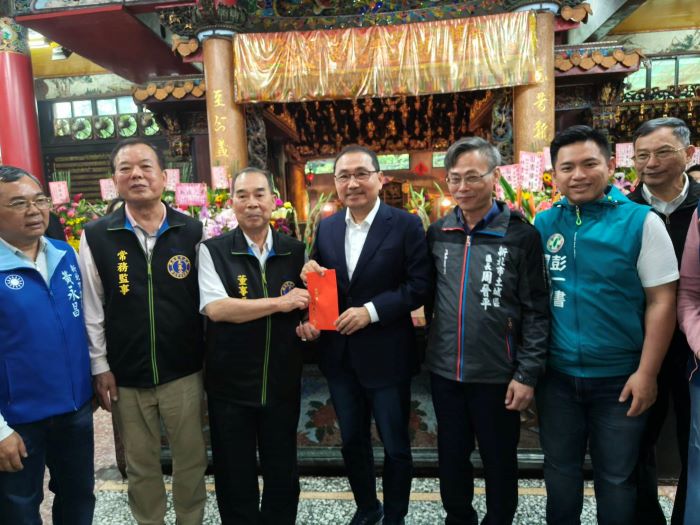 《圖說》市長侯友宜感謝廟方長期投入公益活動，實踐「取之於社會，用之於社會」的精神，守護新北市。〈民政局提供〉