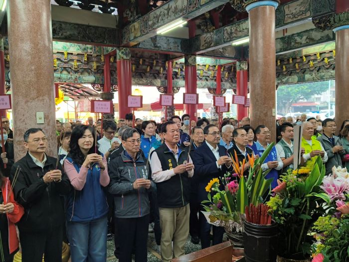 《圖說》侯友宜市長今日前往土城義塚大墓公，於清明祭祀大典中虔誠參拜，緬懷守護地方的英魂。〈民政局提供〉