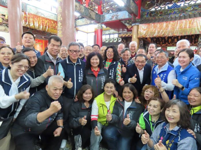 土城大墓公清明祭祀登場 侯友宜緬懷義民祈福安定 6 《圖說》祭祀大典圓滿完成後,侯友宜與現場出席的地方仕紳、里長及里民合影留念。〈民政局提供〉