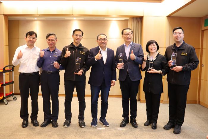 《圖說》侯友宜市長、民政局長林耀長〈左一〉與區政考核獲獎甲組公所區長合影。〈民政局提供〉