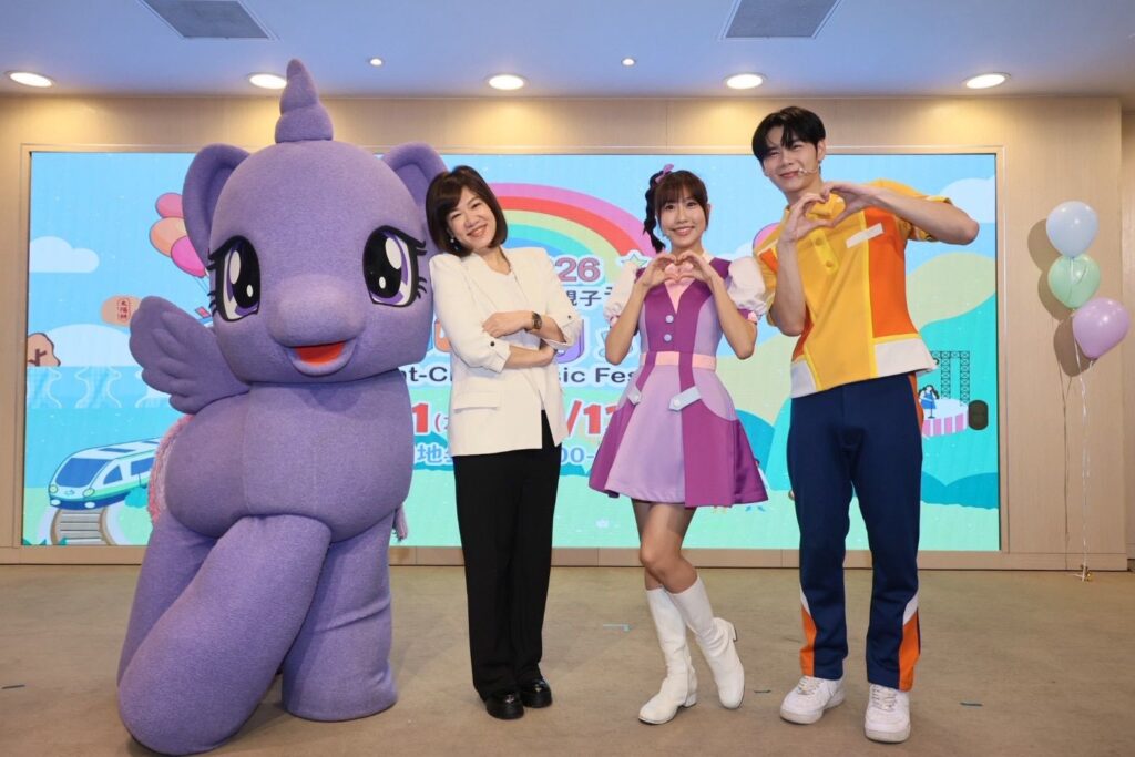 新聞局長與可愛的主持人和彩蛋紫悅合影