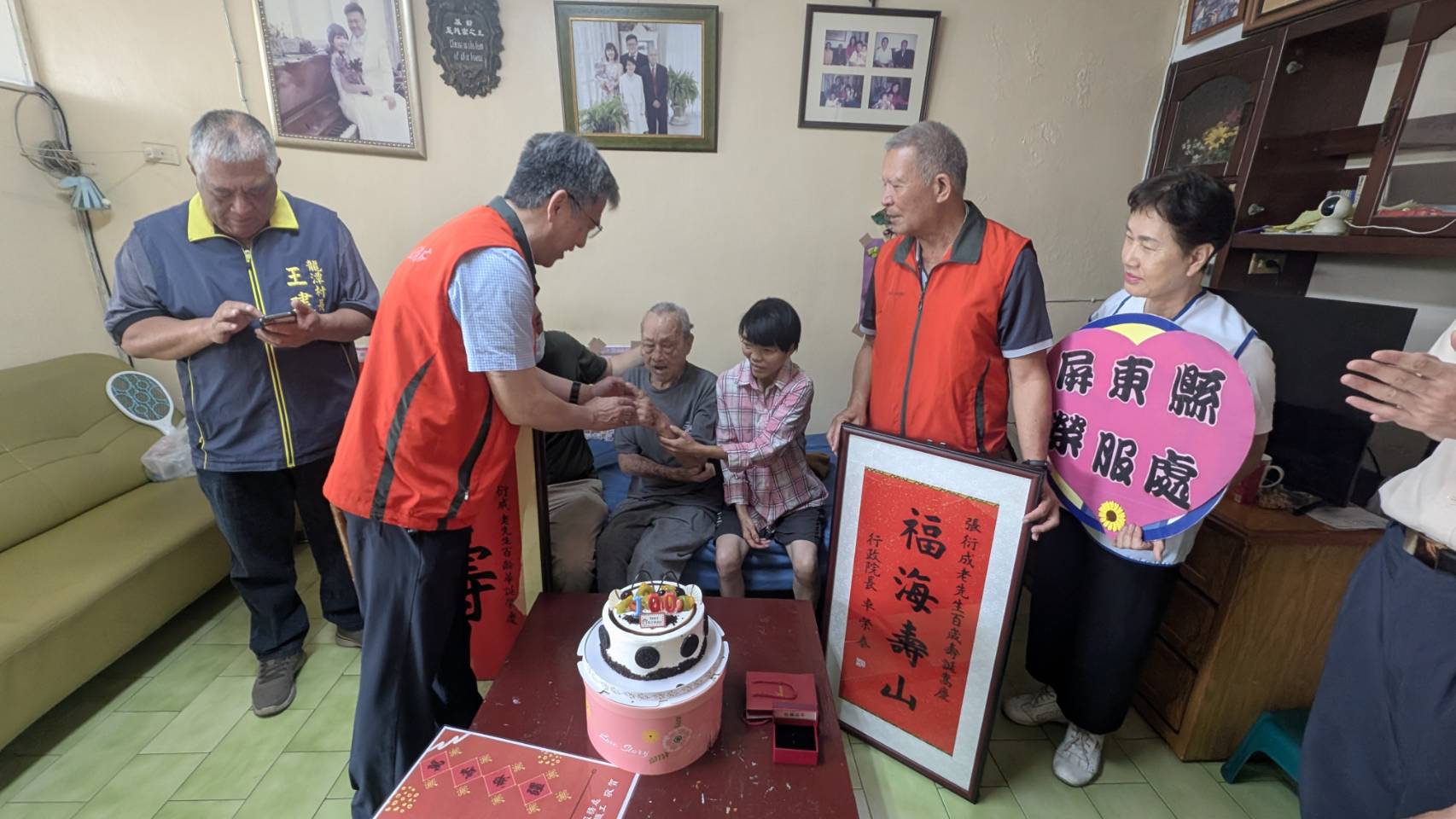 屏東榮服處溫馨祝賀 百歲榮民張衍成壽誕場面感人 4 2