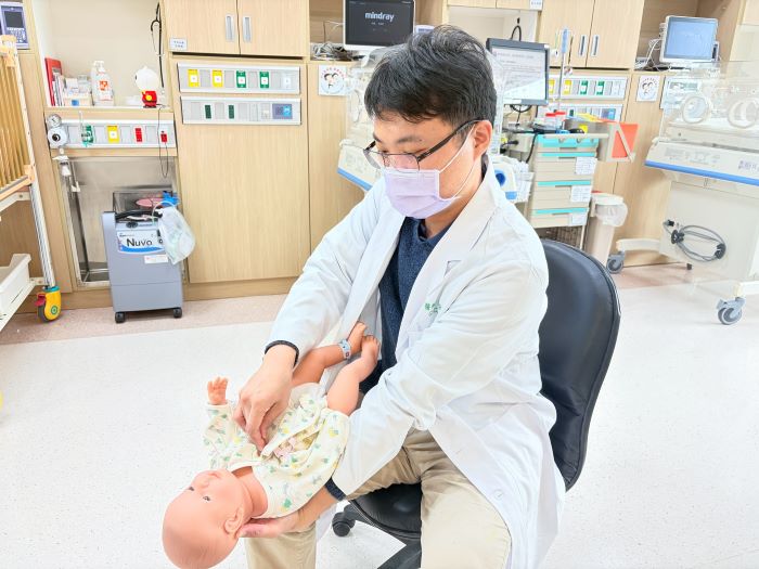 《圖說》「拍背壓胸法」正面壓胸5次，反覆進行至異物排出。〈土城醫院提供〉