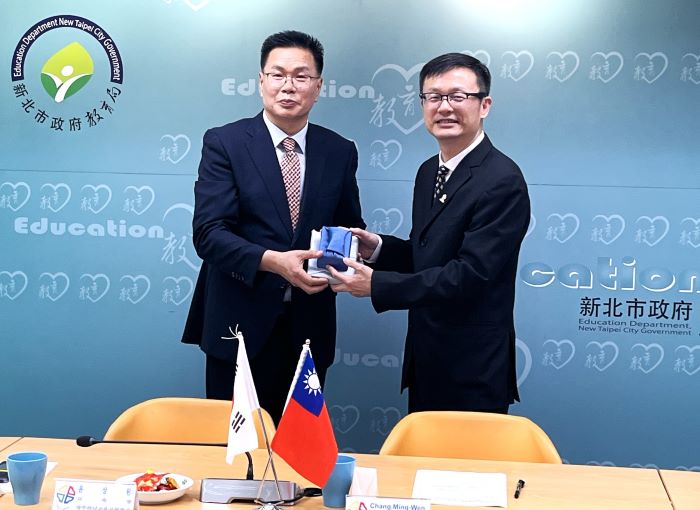 《圖說》韓國京畿道廣州河南教育支援廳教育局長尹相元致贈紀念品，右為新北勢教育局長張明文。〈教育局提供〉