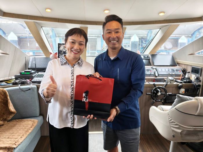 《圖說》池玉蘭處長致贈輔導會農產品予項彥豪總經理。〈基隆榮服處提供〉