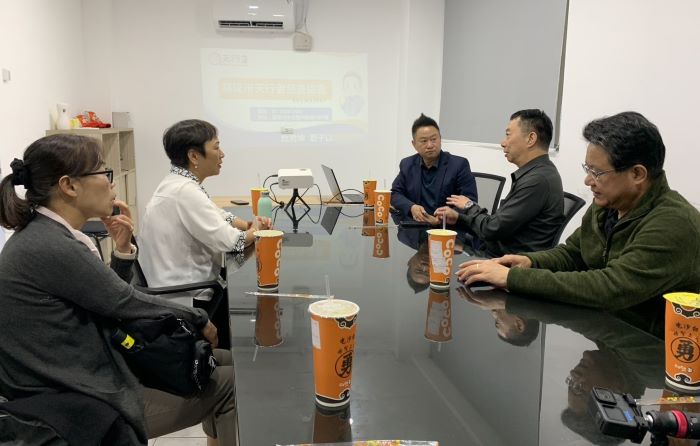 《圖說》李昌萬總經理(中)與輔導會池玉蘭處長(左二)、基隆市榮服處長方正(右二)等一行人意見交流，並親做企業及公益事業運作狀況簡報。〈基隆榮服處提供〉