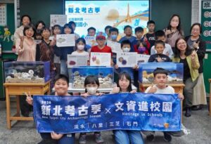 《圖說》2026新北考古季於兒童節前夕起跑，將文化資產帶進校園，圖為八里國小師生。〈十三行提供〉