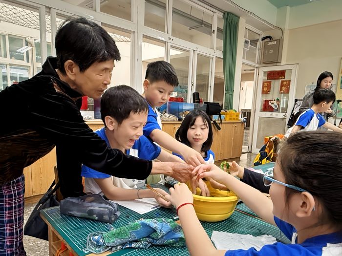 《圖說》海女阿嬤與學童互動，分享珍貴的生命經歷。〈十三行提供〉