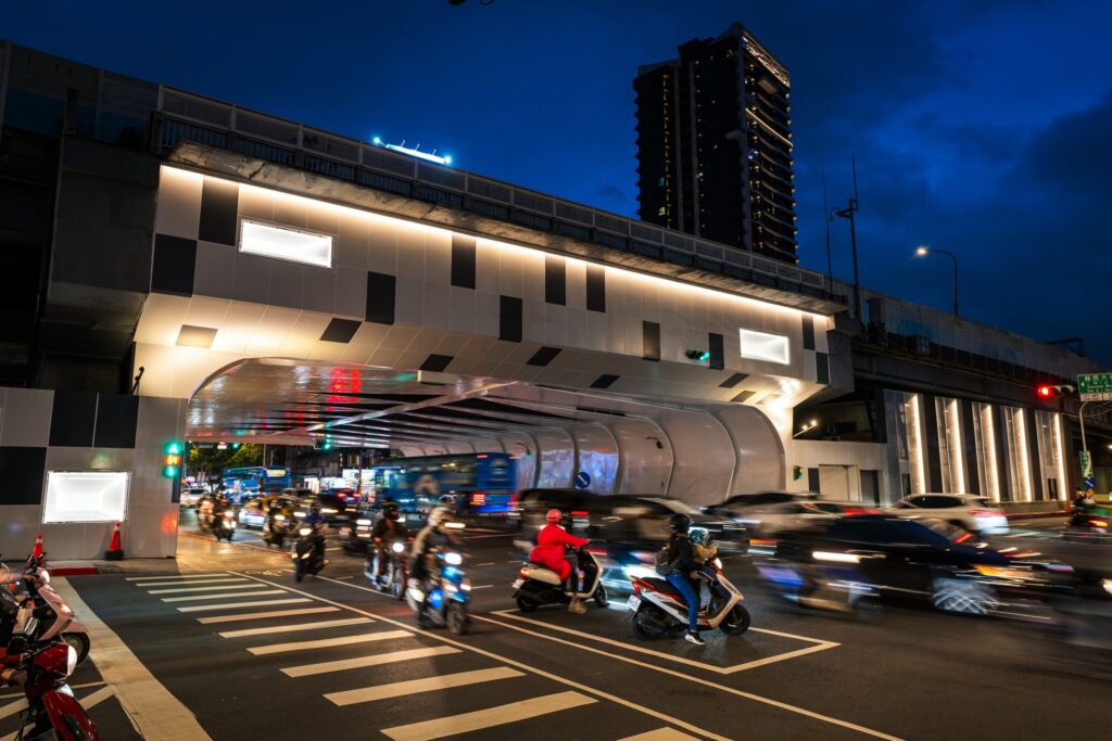 改善後夜晚輔以暖色光，打造溫暖的城市氛圍