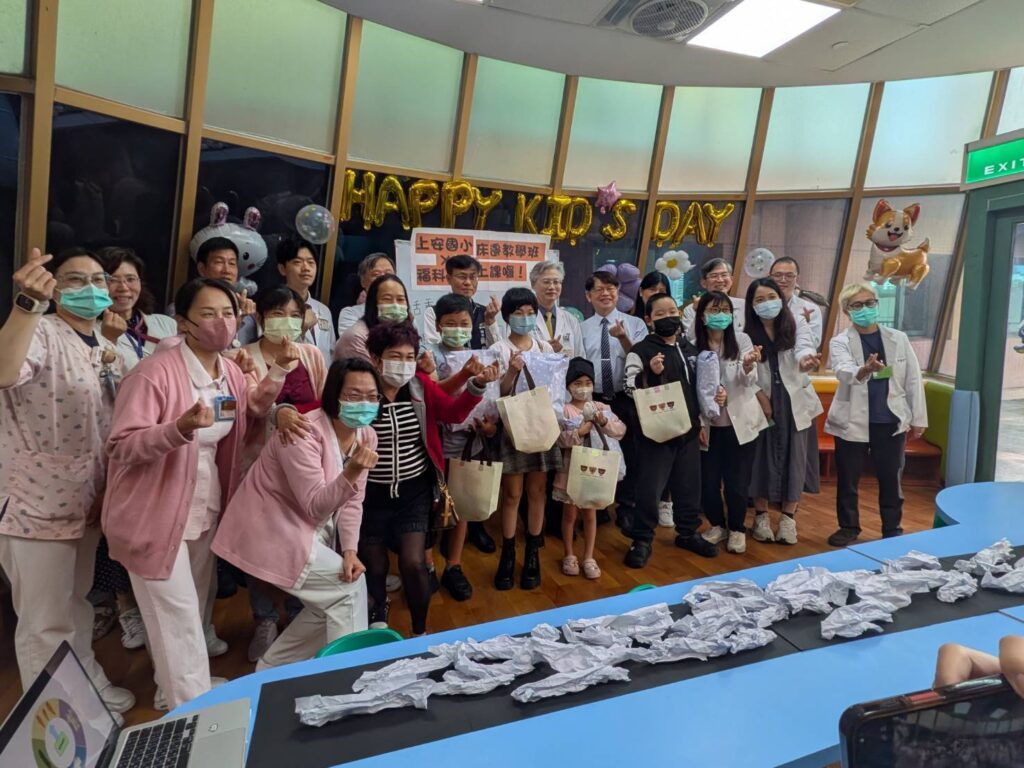 床邊教學班兒童節活動參與人員大合照 0 0