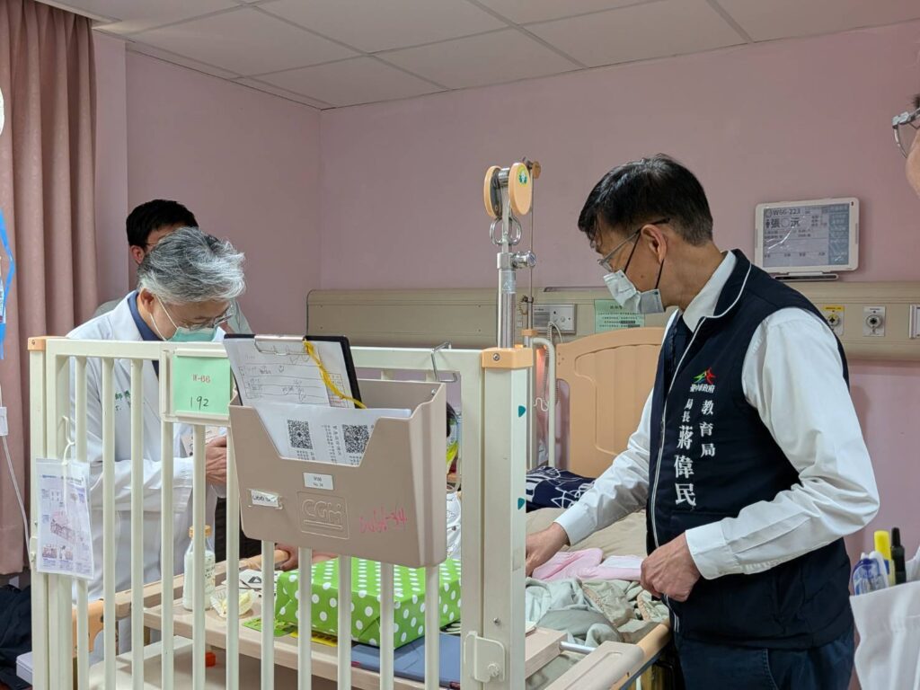 中榮院長陪同局長至普通病房慰問住院學童 1 0 0