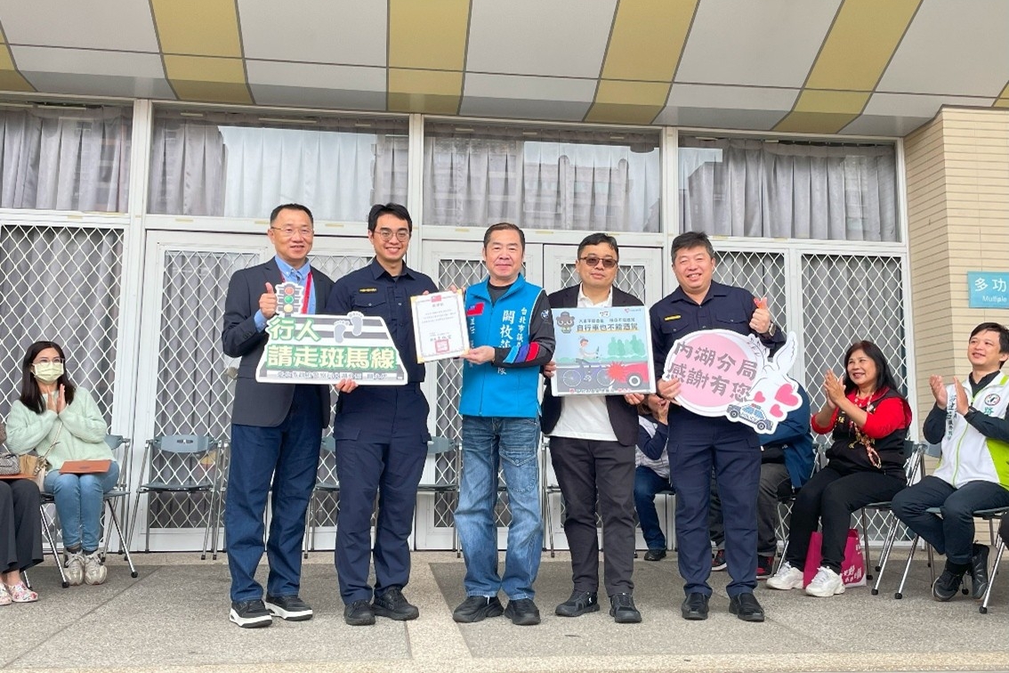 麗山園遊會熱鬧登場  濃情感謝志工及警察  內湖警罰單宣導超吸睛  學童叫賣體驗開店樂趣