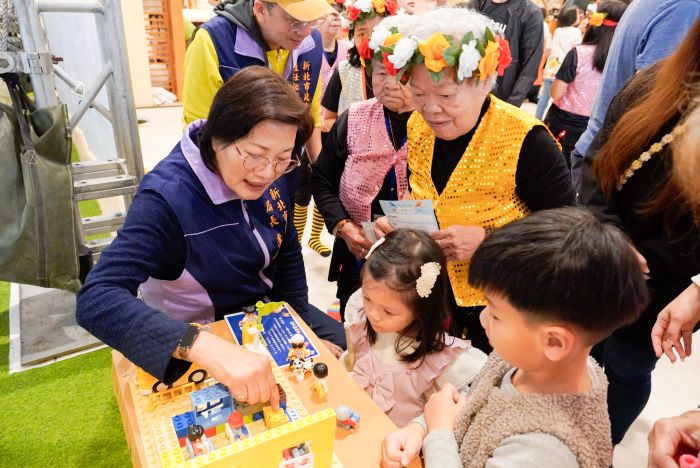《圖說》新北市社會局長李美珍和馨窩長輩與小朋友一起共玩。〈社會局提供〉