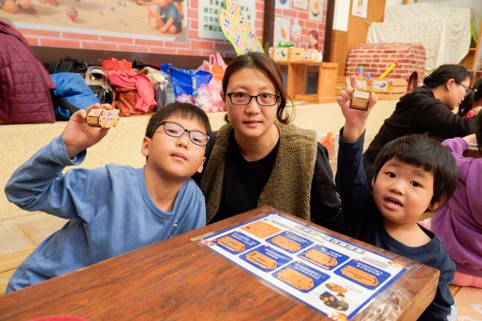 《圖說》家長帶著小朋友組裝「循環彈珠車」。〈社會局提供〉