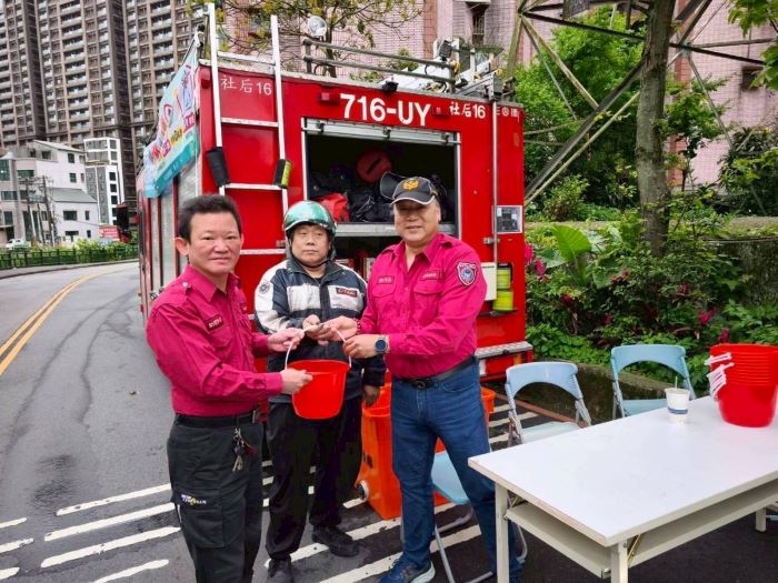 《圖說》消防局除派員進行宣導外，也提供民眾簡易滅火工具，發放可重複使用的防火宣導水桶。〈消防局提供〉
