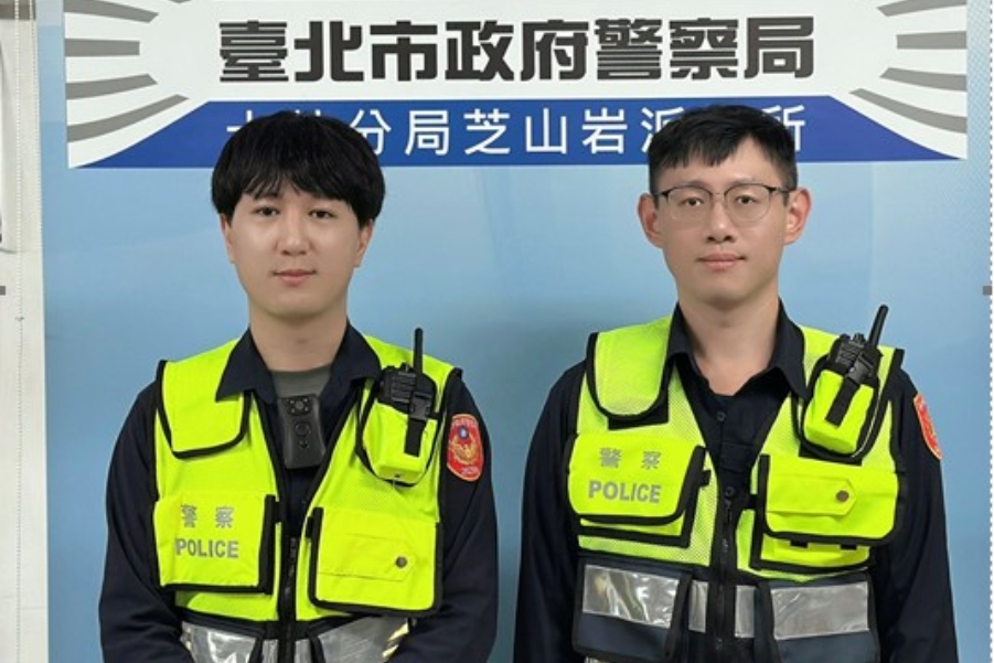 女子情緒失控持美工刀爆哭  士林警機警奪刀送醫阻悲劇