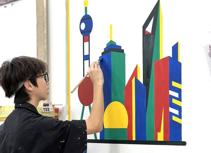 《圖說》拿下漆作裝潢第一名的瑞芳高工周旻澔同學分享，這面金牌是無數次練習與堅持換來的成。〈教育局提供〉