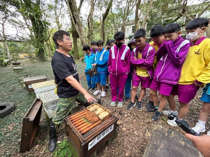 《圖說》向學生解說蜂箱。〈農業局提供〉