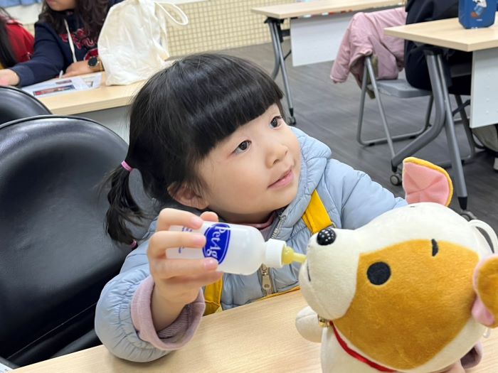 《圖說》「動保小小兵」體驗課程小小兵學習如何餵奶貓狗。〈動保處提供〉