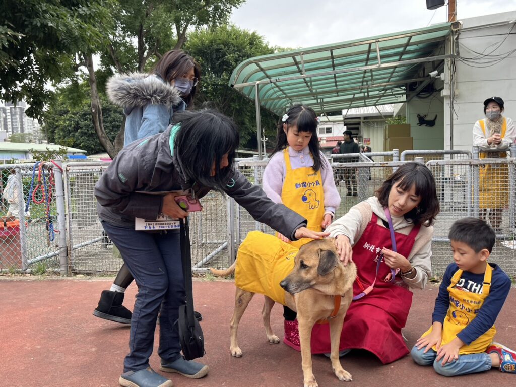 志工協助親子與狗老師互動