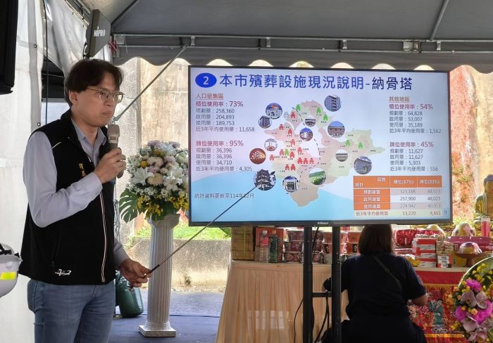 《圖說》殯葬處長陳健民簡報，報告納骨櫃位增設進度及環保葬區的規劃情形。〈民政局提供〉