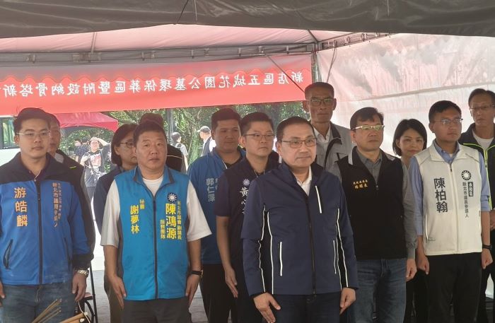 清明視察五城公墓 侯:完善市民生命終章服務 8 《圖說》侯友宜市長於清明節當天視察新店五城花園公墓,與地方仕紳一同祈福祭祀。〈民政局提供〉