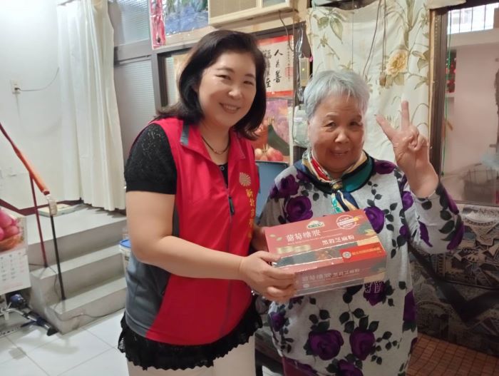 《圖說》新北市榮服處總幹事吳曉慧（左）探訪來臺定居逾 40 載的新住民榮眷何女士（右），細心關詢生活近況與健康情形，傳遞榮服處如家人般的溫暖關懷。〈新北榮服處提供〉