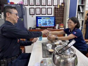 清明連假暖心慰勞 議員致贈點心感謝員警堅守崗位 13 二 9